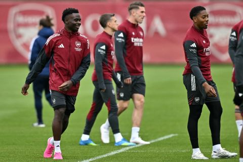 قبل صدام دوري الأبطال: هنري يحدد نقطتي ضعف آرسنال أمام أتلتيكو مدريد