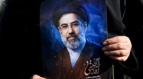 دخل في غيبوبة.. تقرير صادم يكشف حالة مجتبي خامنئي 