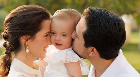 بصورة عائلية مميزة.. الأمير الحسين يهنئ الأميرة رجوة بعيد ميلادها الـ32
