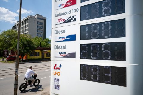 Oil prices tumble as Trump signals imminent Iran deal