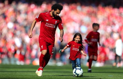 محمد صلاح يتصدّر الترند مع ابنتيه في ملعب ليفربول.. شاهد الصور