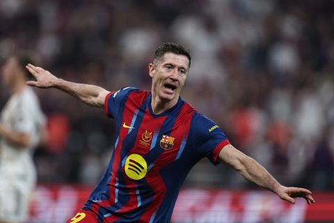 ليفاندوفسكي يستعد لوداع تاريخي مع برشلونة بعد نهاية مشواره في كامب نو