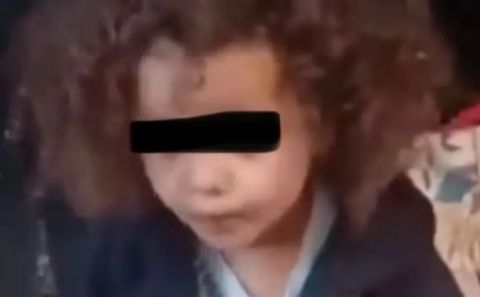  مقطع صادم في مصر: طفلة تُلقى في الشارع مع 
