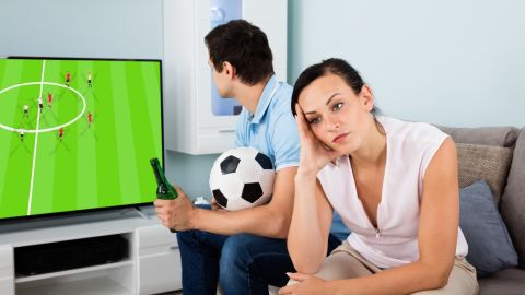 كيف يتعامل الأزواج مع العصبية بعد خسارة المنتخب؟