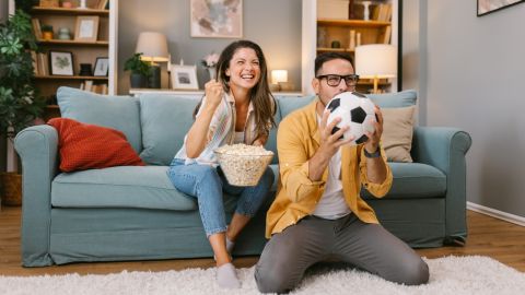 كيف تجعل الزوجة أجواء كأس العالم ممتعة لزوجها بدون ملل؟
