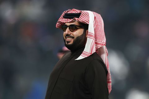 تركي آل الشيخ يتصدّر الترند بصورته مع نجم لاكاسا دي بابل.. ويعلّق 