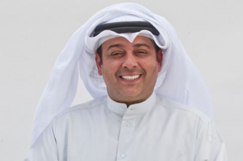 حسن البلام يثير جدلاً واسعاً بعد تقليده لأم كلثوم على المسرح.. بالفيديو