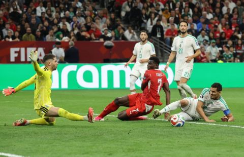 الجزائر تودع كأس العالم... وبيتكوفيتش يفشل في حل شفرة سويسرا