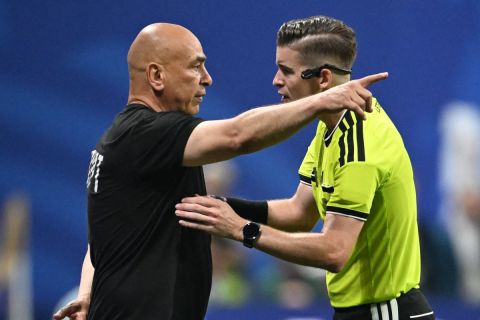 غضب عارم داخل منتخب مصر بسبب تحكيم مباراة الأرجنتين