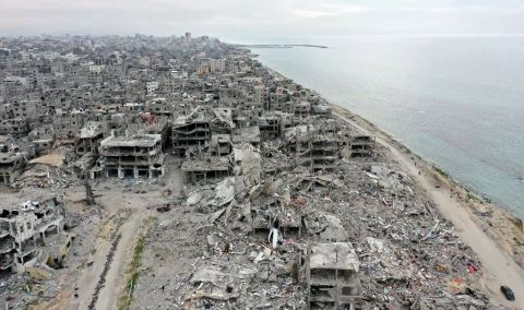 غزة: غارات على خيام النازحين وإطلاق نار في رفح والصيادون في خطر