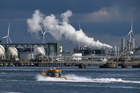 One killed, six injured in explosion at Rotterdam Port facility