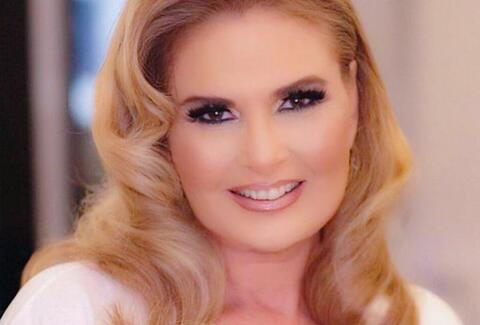 الفنانة يسرا تعتمد اللونين 