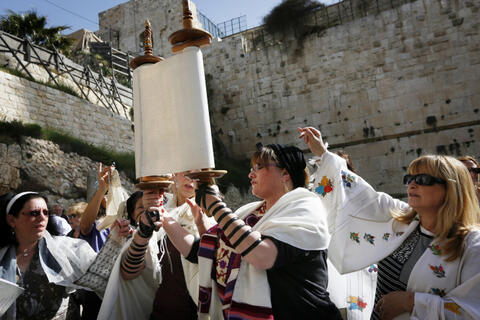 London synagogue slammed by UK Jewish Orthodox authorities for allowing women to hold the Torah