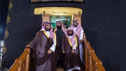 فيديو.. محمد بن سلمان يصعد على سطح الكعبه