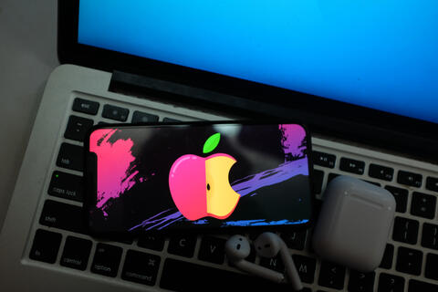 Apple To Roll Out Foldable iPhone in 2023