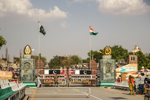 Pakistan Resumes Trade with India After 2 Years
