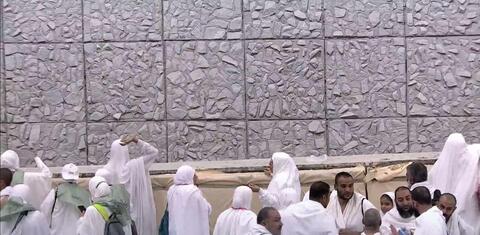 الحجاج يرمون جمرة العقبة الكبرى في أوّل أيّام عيد الأضحى