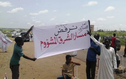 قبليون يغلقون مطار 