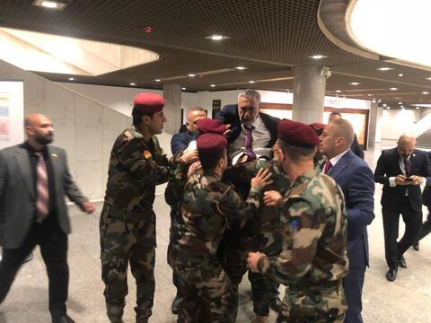 العراق.. اعتداء بالضرب على رئيس مجلس النواب خلال الجلسة الافتتاحية (فيديو)