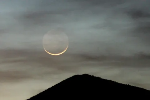 مركز الفلك الدولي يحدد موعد عيد الفطر