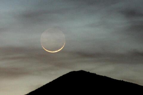 مركز الفلك الدولي يحدد موعد عيد الفطر