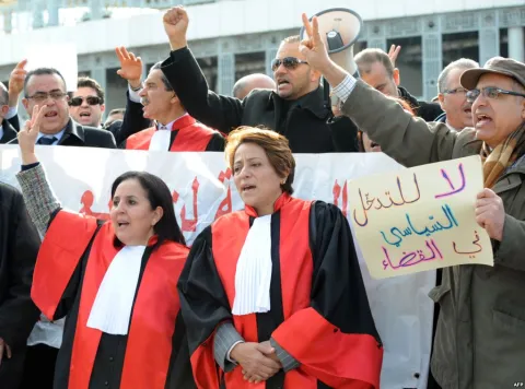 محكمة تونسية توقف تنفيذ قرارات عزل أصدرها سعيّد بحق عشرات القضاة
