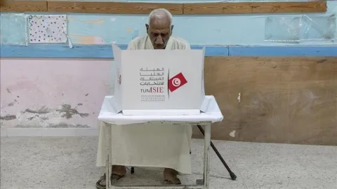 تونس.. اتساع دائرة المقاطعة للانتخابات وتحذيرات من