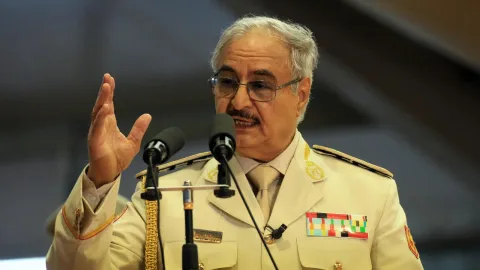 القضاء الليبي يؤجل النظر في استبعاد حفتر ويعيد سيف الإسلام مجددا للسباق الانتخابي