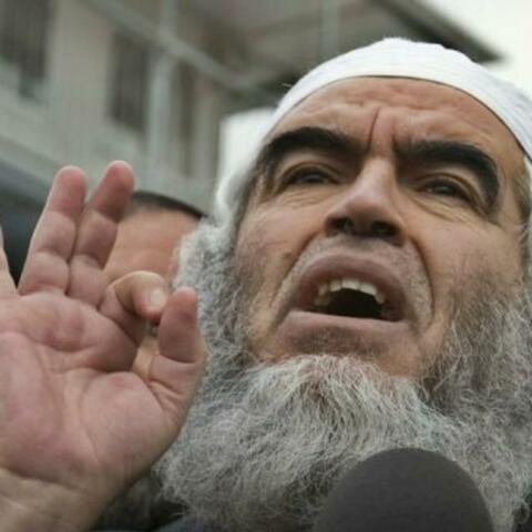 الشيخ رائد صلاح يتدخل للصلح بين العشائر المتناحرة في الخليل