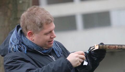 زعيم حزب متطرف يحرق القران في السويد تحت حماية الشرطة (فيديو)