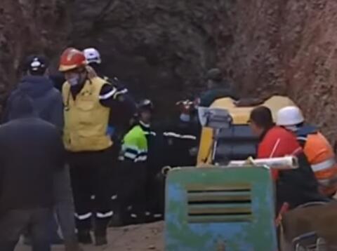 المنقذون يدخلون النفق لإخراج الطفل ريان وسيارة اسعاف تصل الموقع