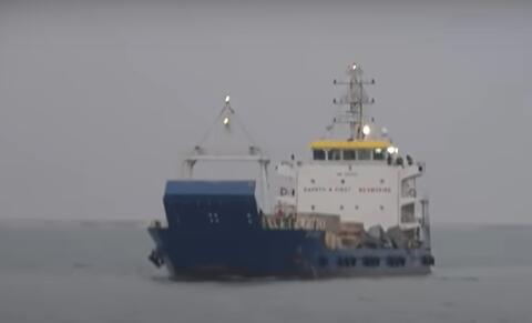 الحوثيون يحذرون من أي محاولة لتحرير السفينة الإماراتية