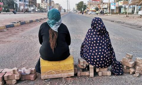 محتجون يغلقون طرقا في الخرطوم ومدن سودانية عدة وواشنطن تحذر رعاياها