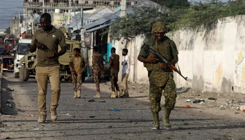 انتحاري يقتل 6 أشخاص بينهم مسؤول محلي في الصومال