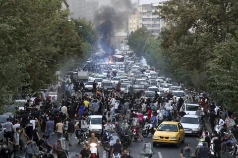تظاهرات إيران.. 11 قتيلا بينهم 3 شرطيين قضوا طعنا بالسكاكين