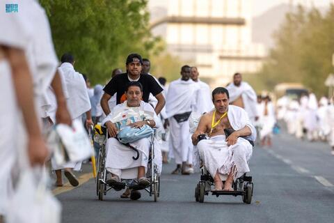 الحجيج يتوافدون إلى صعيد عرفات لأداء الركن الأعظم