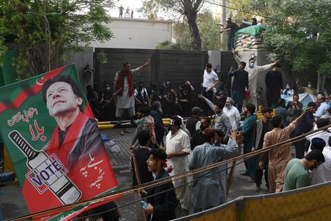 الشرطة الباكستانية تشتبك مع انصار عمران خان امام منزله في لاهور