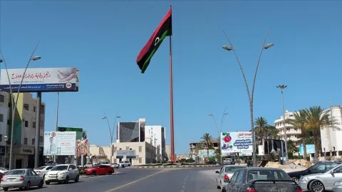 ليبيا تغلق المقاهي وتمنع التجمعات والامارات تمنح تونس 500 ألف جرعة لقاح