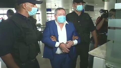 مُكبلاً.. الجزائر تتسلم من الامارات رئيس سوناطراك السابق عبد المومن ولد قدور (فيديو)