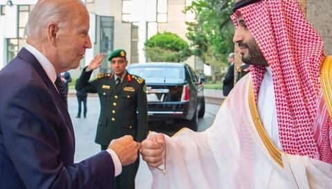 بايدن يحظى باستقبال متواضع لدى وصوله الى السعودية قادما من إسرائيل