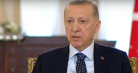 اردوغان ينسحب من مقابلة على الهواء اثر عارض صحي (فيديو)