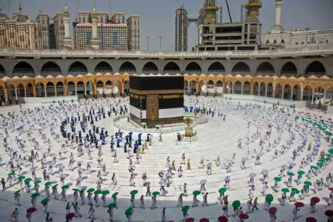 السعودية تدرس منع الوافدين من الخارج من الحج للعام الثاني