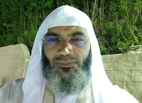 داعية تونسي يعلن الاربعاء أول أيام العيد ويجاهر بالافطار .. فيديو