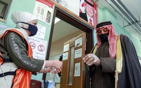 الأردن يلغي حظر الجمعة ويسمح بالتراويح في المساجد