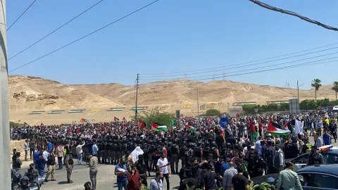 آلاف الأردنيين يحتشدون قرب الحدود نصرة لفلسطين وبعضهم يحاول اجتيازها