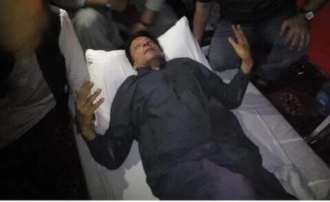 إصابة عمران خان في إطلاق نار ومقتل احد المهاجمين (فيديو)
