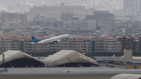 أوزبكستان تُسقط طائرة عسكرية أفغانية وواشنطن تعلق رحلات الإجلاء من كابل