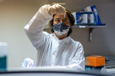 اوميكرون .. إسرائيل تغلق حدودها تماما و4 دول أوروبية ترصد إصابات بالمتحور