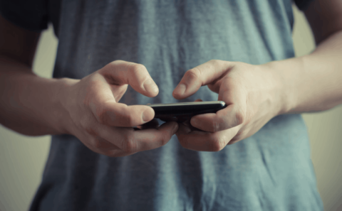 السعودية: تقاضي زوجها لتجسسه على هاتفها