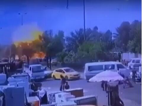 لحظة انفجار السيارة المفخخة بمدينة الصدر في بغداد (فيديو)